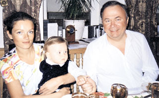 Семейное фото 3-летней давности: Ксения не предполагала, что Караулов сможет разлучить её с сыном