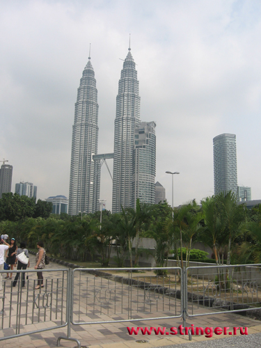 "Братья-близнецы" в столице Малайзии Куала-Лумпуре, офис национальной нефтяной компании Петронас. Все как в США, только выше