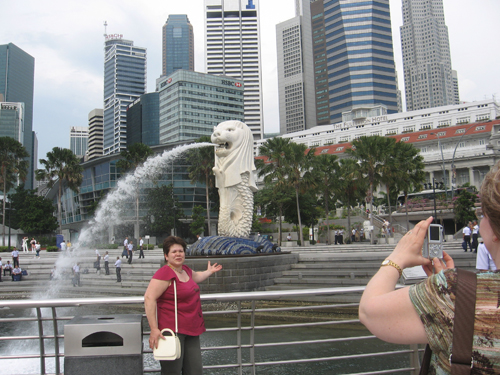 Сингапурский лев. Символ страны. Этих львов здесь несколько штук. Они расположены в разных точках этого города-государства. Все туристы возле них фотографируются.