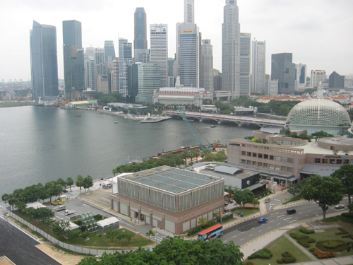 Вид на Сингапур из окон 60-этажной гостиницы.