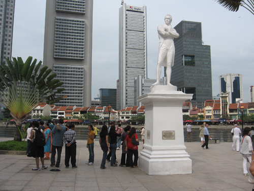 Основатель Сингапура сэр Томас Стэнфорд Раффлз. Ему поставили два памятника. Первый памятник был сделан в черном мраморе, но власти вовремя спохватились, что Раффлз был белым господином, и тогда создали белого мраморного Раффлза