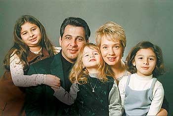 Пока счастливы вместе: Амин и Наталья с Ясмин и дочерьми Амина от первого брака