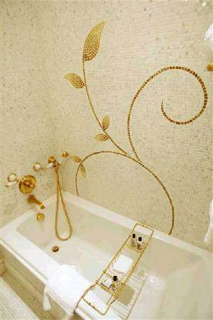 Reuters: "Ванная комната, отделанная золотом в номере обновленного отеля "The Plaza" в Нью-Йорке, 1 марта 2008 года."