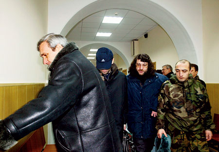 Татевос Суринов (в центре) очень быстро прошел путь от гендиректора Российской премьер-лиги до заключенного