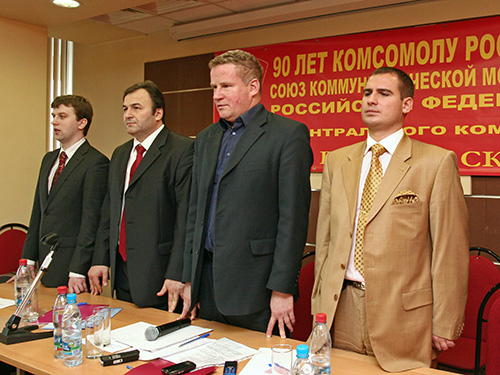Сурайкин, Жуков, Хугаев поют Интернационал. Фото: А.Савельев