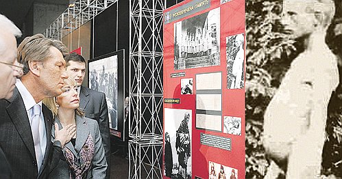 Виктор Ющенко на фотовыставке о голодоморе (1932 -1933) рассматривает фотографии 20-х годов из фашистской пропагандистской книги «Правильный взгляд на Советы»