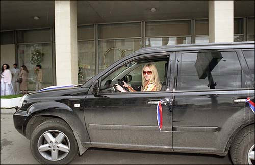 Маша Сергеева не любит ездить на изделиях отечественного автопрома. Она любит большие черные джипы и блатные номера...