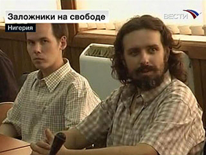 Фото телеканала «Россия». Константин Аксенов (слева) и Сергей Замотайлов вскоре после освобождения.