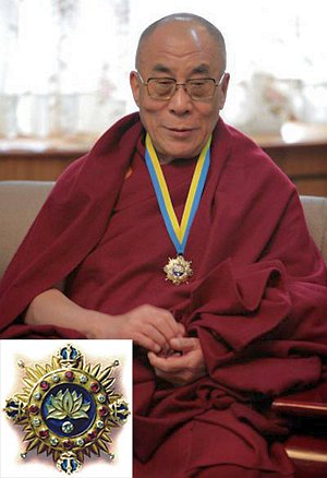 Калмыцкий орден «Белого лотоса» из платины, золота и бриллиантов есть у российских министров, депутатов и Далай-ламы XIV.