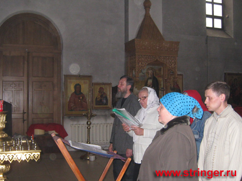 Верующие поют акафист перед иконой Державной Божьей Матери