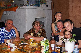 Семейный ужин: дед Сергей Николаевич, бабушка Ольга Ивановна, внук Саша, Наталья, Лера и Сандра.