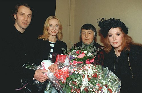 1998 год. Дружное семейство пришло на премьеру к режиссеру Нателле Бритаевой в Театр Ермоловой. 