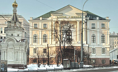 За годы реставрации галереи Шилова рядом с ней выросли пятиэтажный бизнес-центр (слева за часовней) и комплекс элитных апартаментов