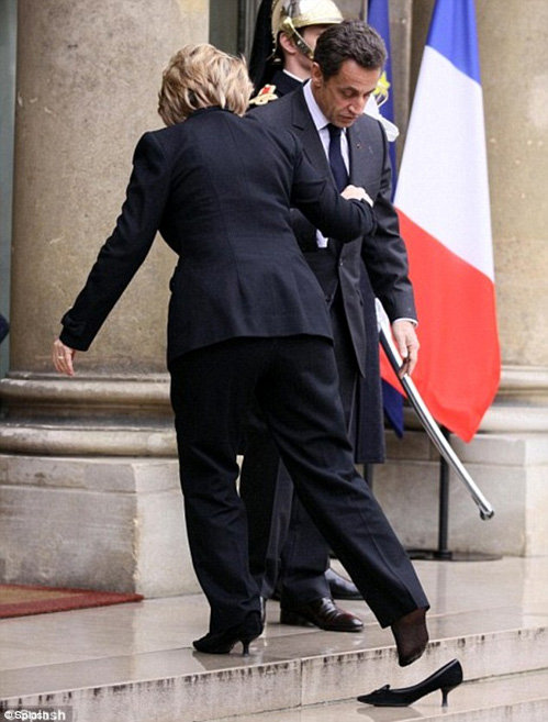 Незадолго до этого Хиллари Клинтон так же потеряла туфельку на ступеньках Елисейского дворца. Фото Daily Mail