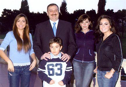 В центре: Ильхам Алиев, его супруга Мехрибан и сын Гейдар, дочери Арзу (слева) и Лейла (справа)