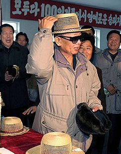Сняв свой непритязательный пирожок, любимый руководитель примеряет элегантную шляпу, созданную для корейского народа