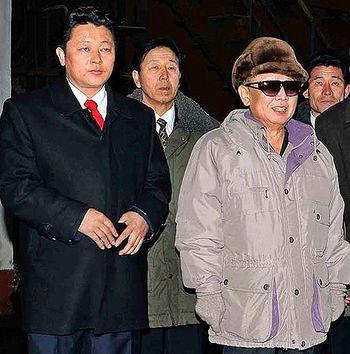 Эксперты: человек в красном галстуке — это и есть Ким Чон Ун, младший сын и преемник Ким Чен Ира 