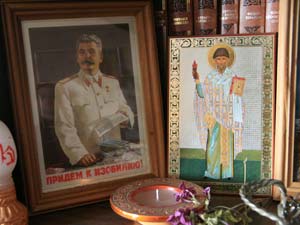 В комнате бывшего ветеринара, а ныне архимандрита Петра Кучера иконостас стоит рядом с портретом Сталина