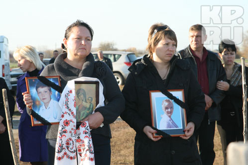 На похороны семьи Аметовых и Касьяновых пришли, казалось, со всей станицы.