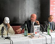 На встрече с журналистами в Берлине Пиппо сидел в маске