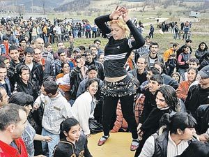 Обычный Международный день цыган (8 апреля 2011 года) в болгарской глубинке. Почти в каждом городе и сельском районе на этот праздник непонятно откуда собираются толпы цыган