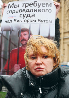 Алла Бут на митинге в поддержку своего мужа в Санкт-Петербурге. Декабрь 2011 г.
