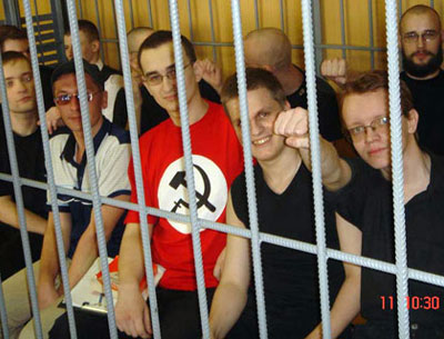 На 39 подсудимых было 40 блюстителей порядка и охраны из ОМОНа. Фото nbp-info.ru