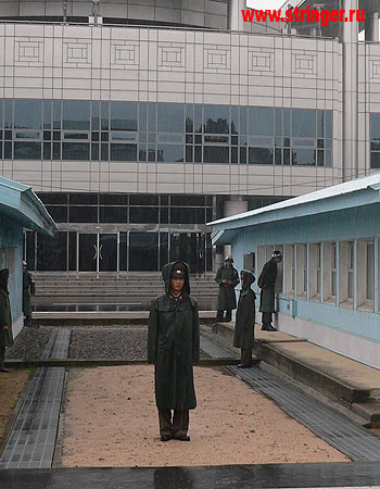 Северо-корейский солдат охраняет границу