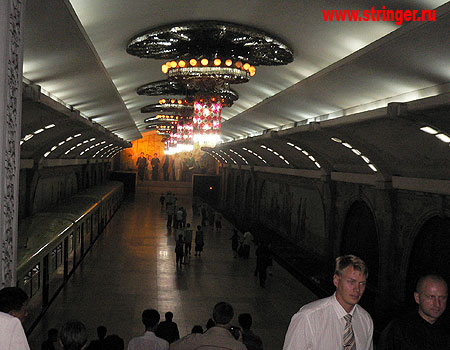 Пхеньянское метро - самое глубокое в мире. Эскалатор уходит вглубь на триста метров