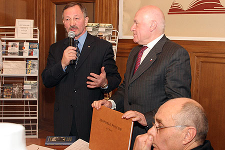Директор русского биографического института Святослав Рыбас (слева) вручает премию знаменитому хирургу Лео Бокерия 