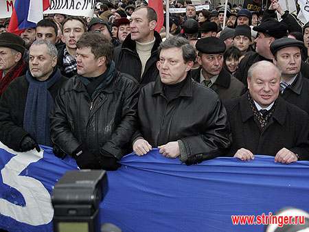 В первых рядах шли известные лица. Cлева направо: Евгений Бунимович, Сергей Митрохин и Григорий Явлинский («Яблоко»), Егор Гайдар (СПС)