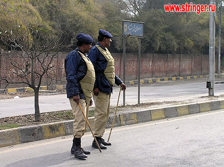 Пакистанские полицейские с бамбуковыми палками, заменяющими европейские дубинки