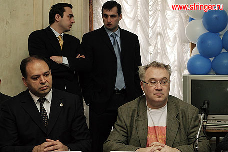 Справа - поэт Илья Кормильцев, рядом слева - Александр Бариев, президент культурной автономии цыган (за его спиной - представители грузинской диаспоры)