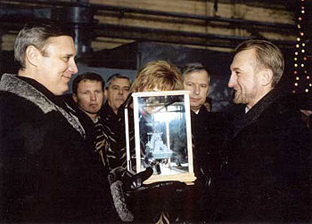 Памятный подарок премьер-министру РФ М.М. Касьянову в день закладки корвета на «Северной верфи»