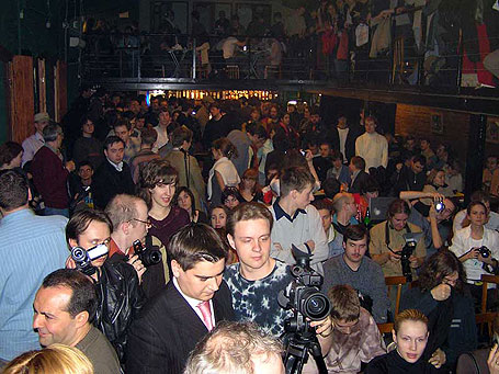 Дебаты Кашина и Шендеровича в клубе «Билингва». Зрителей в клубе «Билингва» реально было много: человек 300-400.