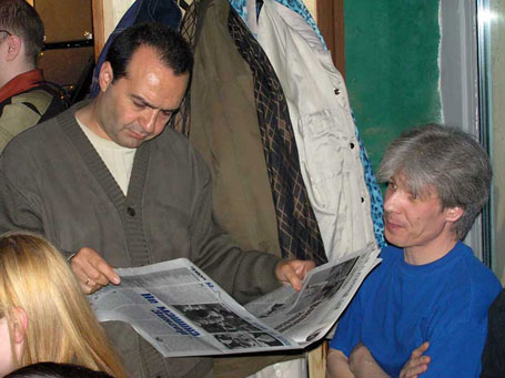 Дебаты Кашина и Шендеровича в клубе «Билингва». Перед дебатами Шендерович на всякий случай перечитал газетные шпаргалки.