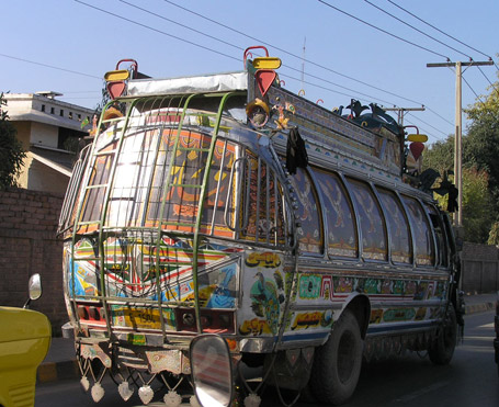 Так украшают свои автоколымаги дальнобойщики в Пакистане. Похоже на наших депутатов?