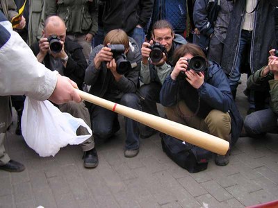 Фотографам показывают орудие уличного насилия - бейсбольную биту.