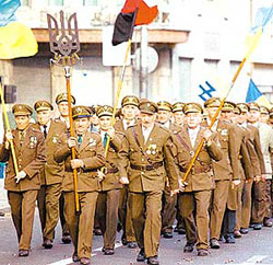 Парад ветеранов УПА. Фото с сайта www.ng.ru