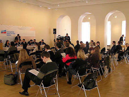Общий вид на конференцию МОП: делегатов, участников, гостей и просто представителей прессы на мероприятии было человек 50-60 
