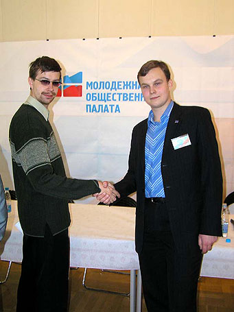 Историческое рукопожатие: Tarlith (руководитель проекта АНТИ-НАТО) и Виталий Золочевский (лидер молодежной ЛДПР)