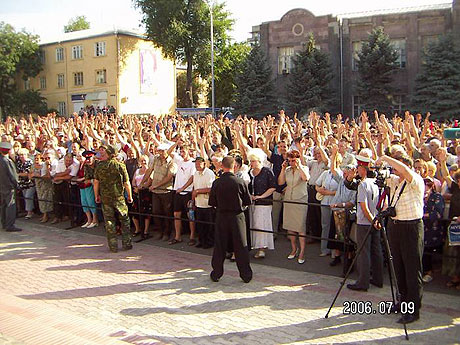Митинг в г. Сальске против убийств и разбоев, совершаемых лицами дагестанской национальности, незаконно проживающими в городе. Единогласно принята резолюция о выселении из города криминальных южан