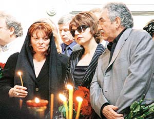 Татьяна Миткова и Эдуард Сагалаев утешали первую жену Андрея Татьяну, бывшего пресс-секретаря экс-премьера Касьянова (слева).