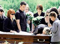 КРУГЛЫЙ СИРОТА: Андрюша Разбаш-младший (мальчик в сером пиджаке) похоронил и отца 