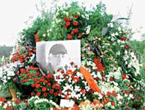МОГИЛЬНЫЙ ХОЛМ: последнее пристанище продюсера на Одинцовском кладбище утопает в цветах 