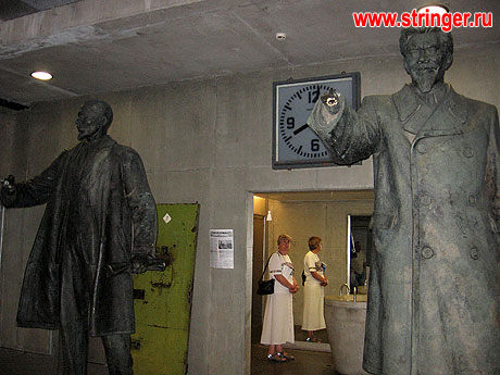 Такие милые дедушки встречают вас в этом милом музее. Слева, кажется, сам Ильич, а правее - «всесоюзный староста Калинин». А посередине - самый устрашающий экспонат - часы. Которые тогда висели во всех советских НИИ. Они показывали время. Время, которое эстонцы считают потерянным…