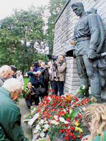 Редкий момент возложения цветов к монументу Воину-освободителю . Фото ИТАР-ТАСС