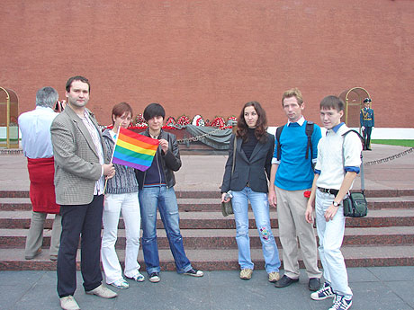«Затем активисты сфотографировались у Могилы Неизвестного солдата, развернув радужный флаг - символ ЛГБТ-сообщества. На этом акция завершилась».