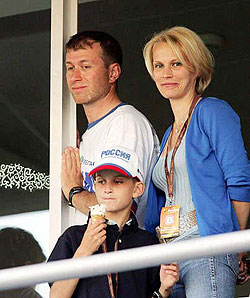 Роман Абрамович с женой Ириной и сыном. Фото с сайта media.santabanta.com