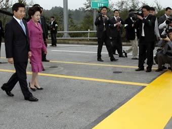 Президент Южной Кореи и его супруга перед символической границей с КНДР. Фото AFP